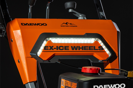 Яркая LED фара мощностью светового потока 280 лм обеспечивает освещение рабочей зоны перед снегоуборщиком, помогая работать в темное время суток.