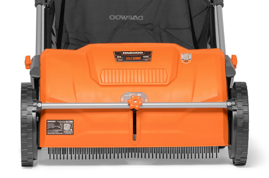 Достигается благодаря широкому захвату щеток, вместительной емкости для сбора листвы, а также отличной маневренности и удобству управления.